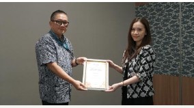 Hazel receiving the Runner Up MDP Award certificate